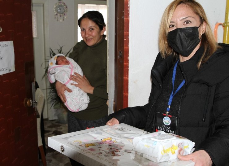 Talas’tan bebek sahibi olan ailelere “hoş geldin” paketi