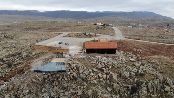 Selçuklu yadigarı Çeşnigir’deki tarihi sessizlik, havadan görüntülendi