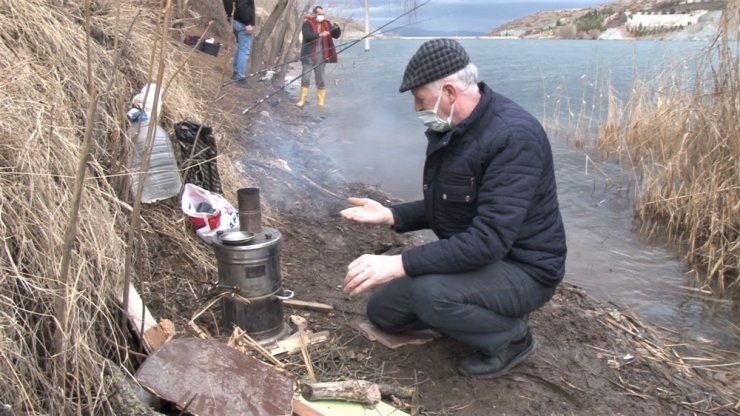 Korona virüsten kaçıp gölet kenarında huzur buluyorlar