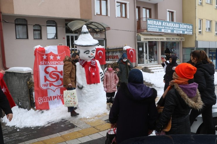 Bayraklarla donatılan kardan adam, ilgi odağı oldu