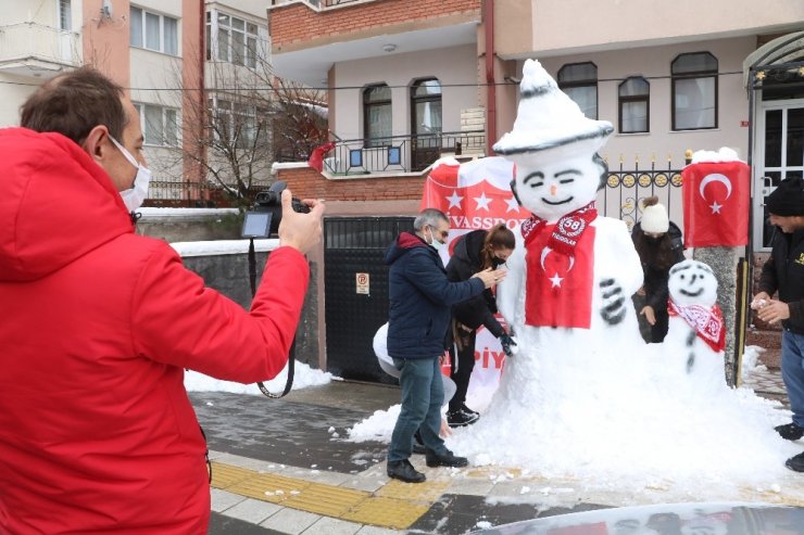 Bayraklarla donatılan kardan adam, ilgi odağı oldu