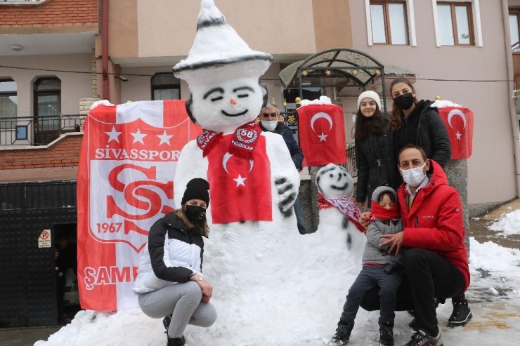 Bayraklarla donatılan kardan adam, ilgi odağı oldu