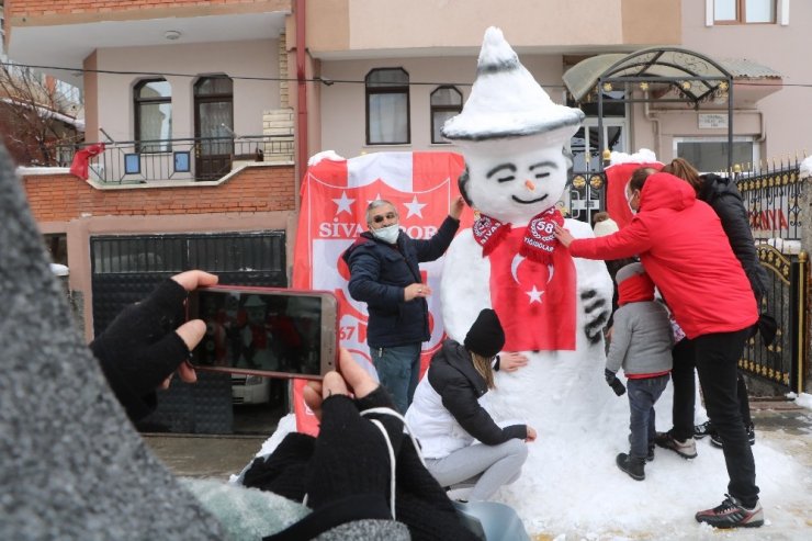 Bayraklarla donatılan kardan adam, ilgi odağı oldu