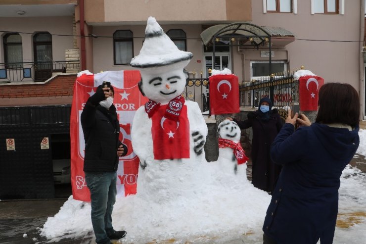 Bayraklarla donatılan kardan adam, ilgi odağı oldu