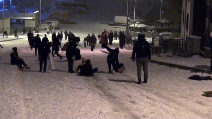 Kısıtlamaya rağmen sokağa çıkıp karın keyfini çıkardılar