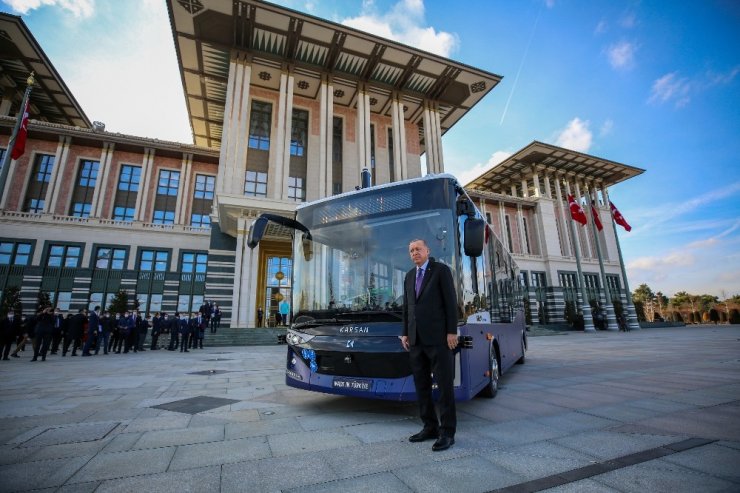 Cumhurbaşkanı Erdoğan, sürücüsüz elektrikli otobüsün ilk yolcusu oldu