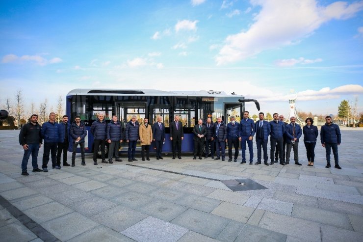 Cumhurbaşkanı Erdoğan, sürücüsüz elektrikli otobüsün ilk yolcusu oldu