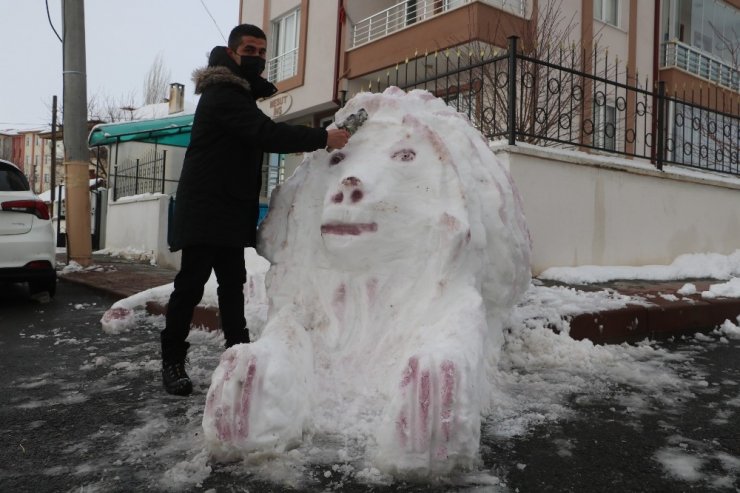 Can sıkıntısından yapılan kardan aslan görünümüyle dikkat çekti