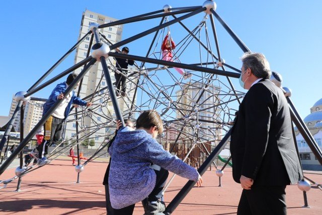 Melikgazi’nin parklarında çocuklar çok mutlu