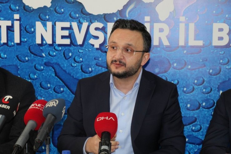 AK Parti; “Nevşehir Belediye Başkanı Arı, sağlık sorunları nedeniyle istifa etmiştir”