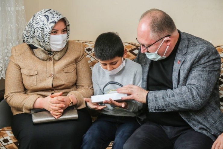 Başkan’dan karne sürprizi, Bilgin 2 bin 500 öğrenciye karne hediyesi verdi