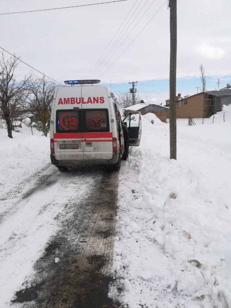 Rahatsızlanan vatandaş, karla kaplı yolun açılmasıyla hastaneye ulaştırıldı