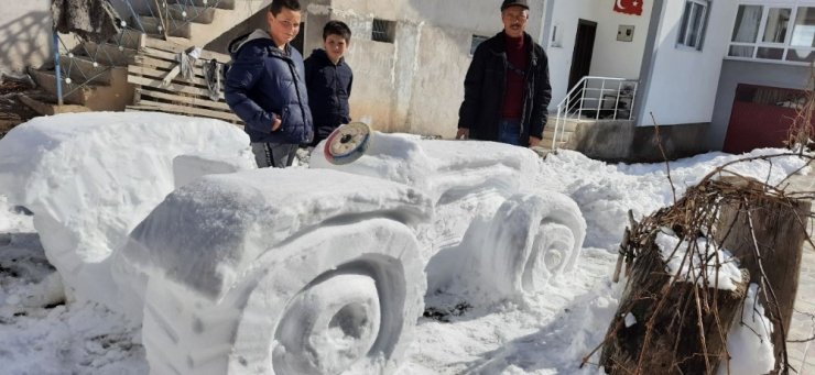 Sivaslı çiftçinin kardan yaptığı traktör görünümüyle dikkat çekti