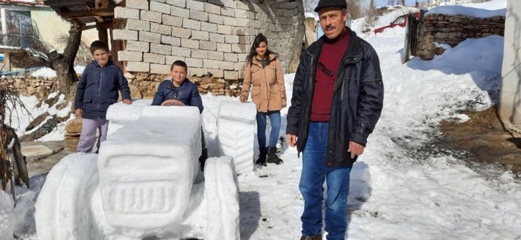 Sivaslı çiftçinin kardan yaptığı traktör görünümüyle dikkat çekti