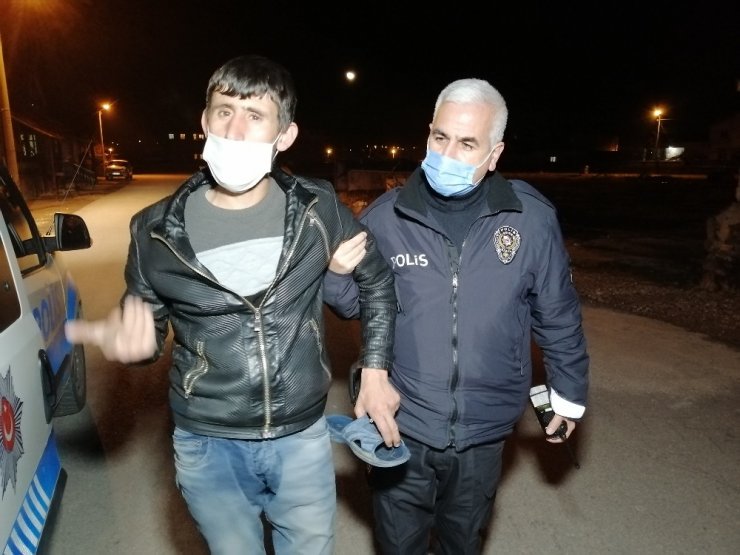 Polis ayağı kırık genci önce sandalyede, sonra kolunda taşıyarak evine götürdü