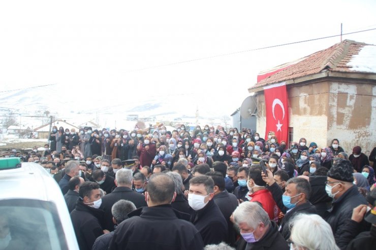 İdlib şehidine gözü yaşlı veda