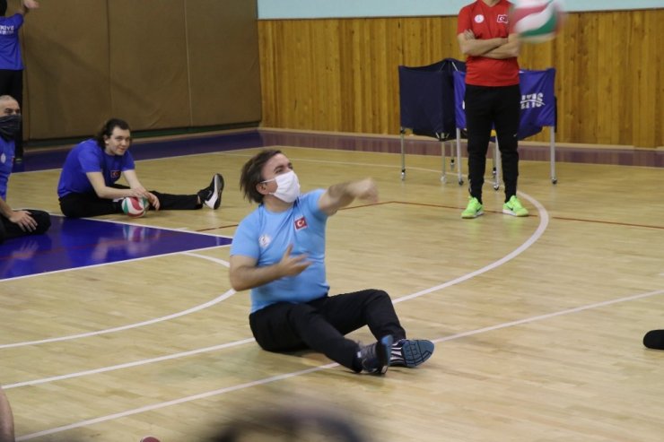 Vali formayı giyip engelli sporcularla voleybol oynadı