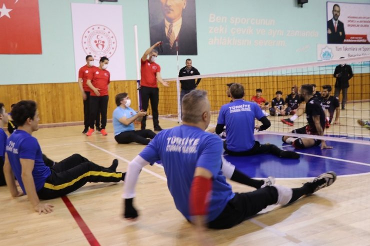 Vali formayı giyip engelli sporcularla voleybol oynadı