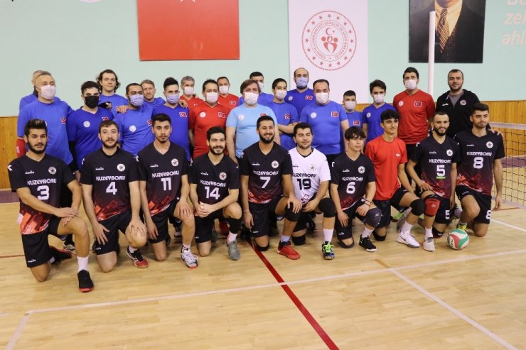 Vali formayı giyip engelli sporcularla voleybol oynadı