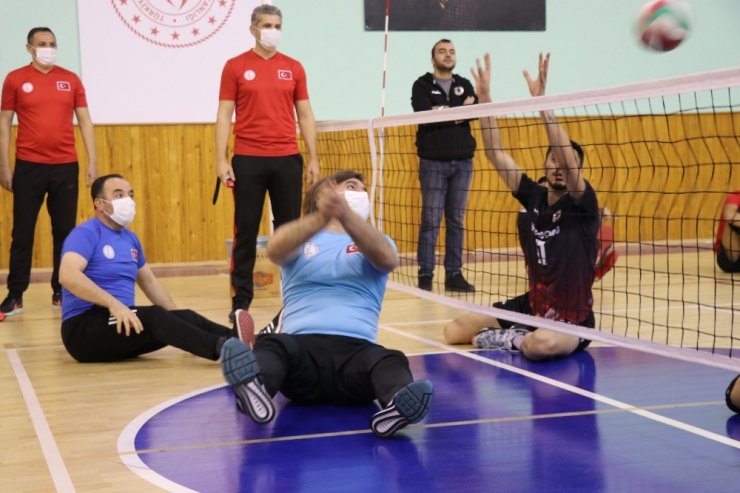 Vali formayı giyip engelli sporcularla voleybol oynadı