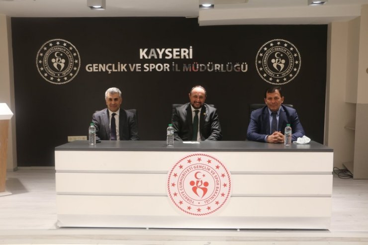 İsmail Emrah Karayel Güreş Eğitim Merkezi sporcuları ile bir araya geldi