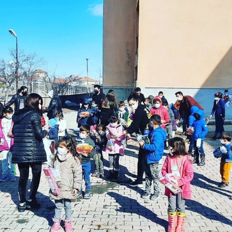 Büyüdüm Çocuk Oldum Platformu Tomarzalı çocuklara oyuncak dağıttı