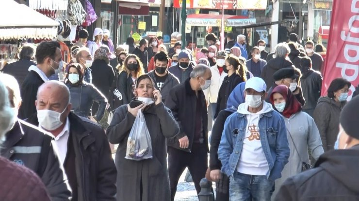 Eskişehir’de cadde ve sokakları dolduran kalabalıklar yasak öncesi adeta ‘pes’ dedirtti