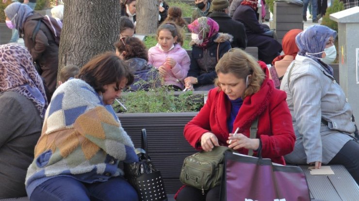 Eskişehir’de cadde ve sokakları dolduran kalabalıklar yasak öncesi adeta ‘pes’ dedirtti