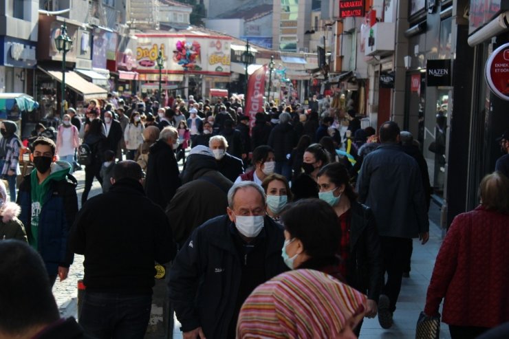 Eskişehir’de cadde ve sokakları dolduran kalabalıklar yasak öncesi adeta ‘pes’ dedirtti