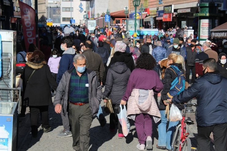 Eskişehir’de cadde ve sokakları dolduran kalabalıklar yasak öncesi adeta ‘pes’ dedirtti