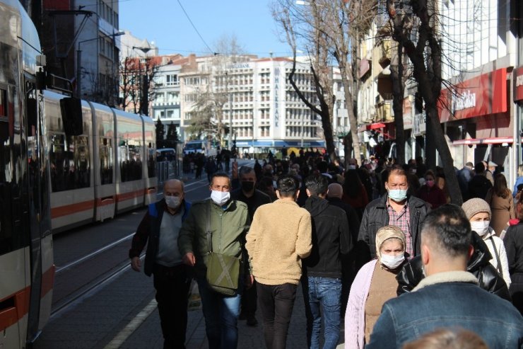 Eskişehir’de cadde ve sokakları dolduran kalabalıklar yasak öncesi adeta ‘pes’ dedirtti