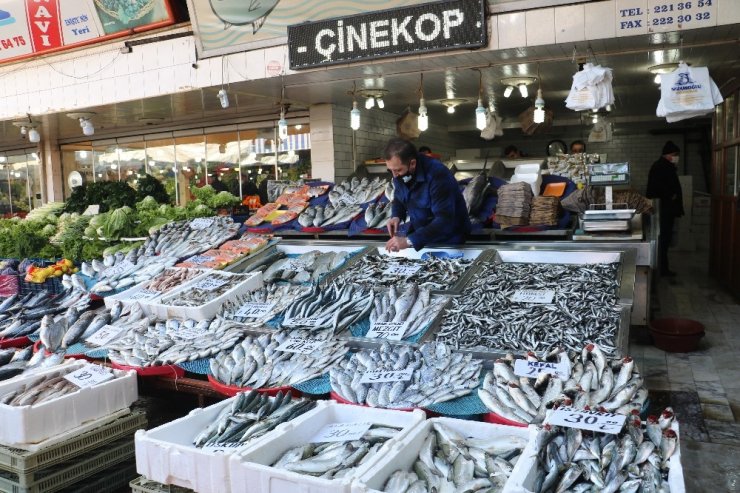 Yasak uzatıldı, sevenleri dondurulmuş hamsiyle yetinmek zorunda kaldı