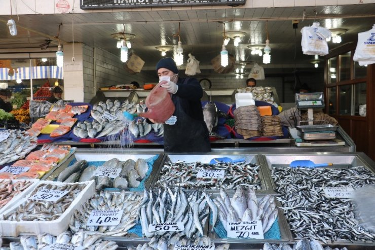 Yasak uzatıldı, sevenleri dondurulmuş hamsiyle yetinmek zorunda kaldı