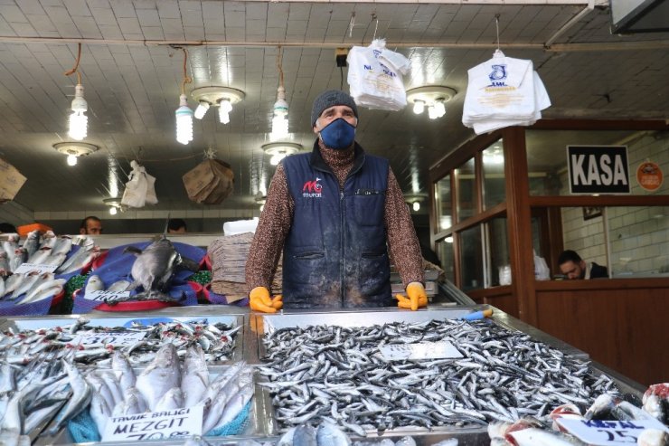 Yasak uzatıldı, sevenleri dondurulmuş hamsiyle yetinmek zorunda kaldı