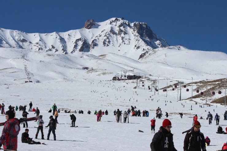 Erciyes’te sömestir yoğunluğu devam ediyor