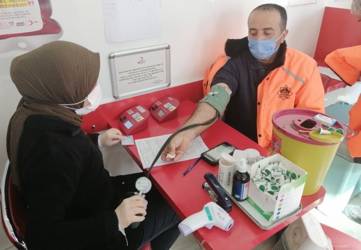 Temizlik için sıvanan kollar bu kez kan bağışı için sıvandı