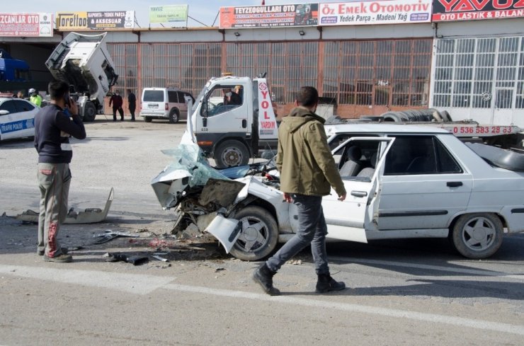 Otomobil ile süt tankeri çarpıştı: 2 yaralı