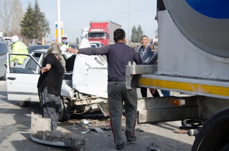 Otomobil ile süt tankeri çarpıştı: 2 yaralı