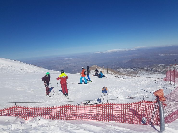 Türkiye’nin en yüksek kayak pisti, kayakçıların akınına uğradı