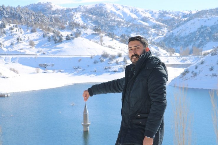 Kar manzarasıyla bütünleşen baraj ortasındaki minare görenleri mest etti