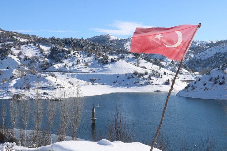 Kar manzarasıyla bütünleşen baraj ortasındaki minare görenleri mest etti