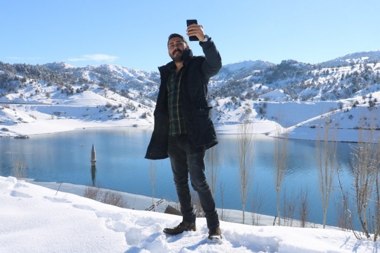 Kar manzarasıyla bütünleşen baraj ortasındaki minare görenleri mest etti