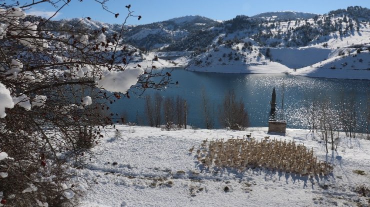 Kar manzarasıyla bütünleşen baraj ortasındaki minare görenleri mest etti