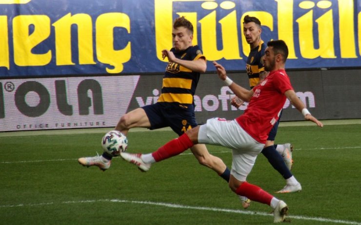 Süper Lig: MKE Ankaragücü: 0 - DG Sivasspor: 1 (İlk yarı)