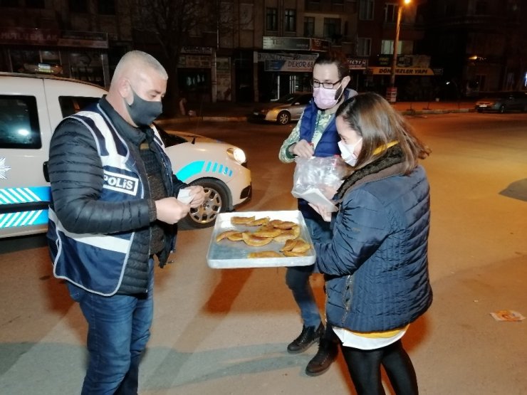 Genç çift, görev başındaki ekiplere sokak sokak gezip tatlı ve gazoz ikram etti