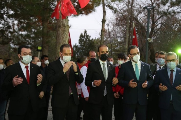 Bakan Kasapoğlu, şehit Astsubay Ömer Halisdemir’in kabrini ziyaret etti