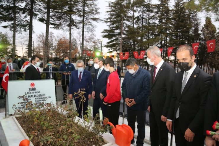 Bakan Kasapoğlu, şehit Astsubay Ömer Halisdemir’in kabrini ziyaret etti