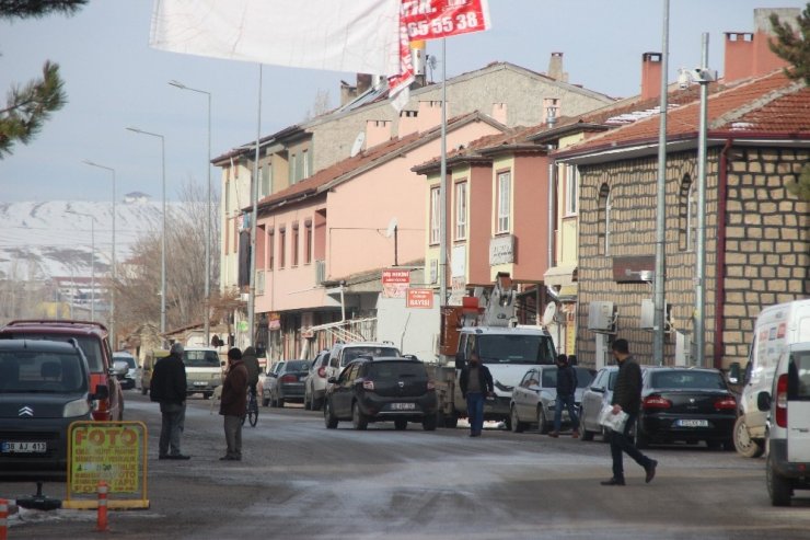 28 kez sallanan Sarıoğlan’da vatandaşlar diken üstünde