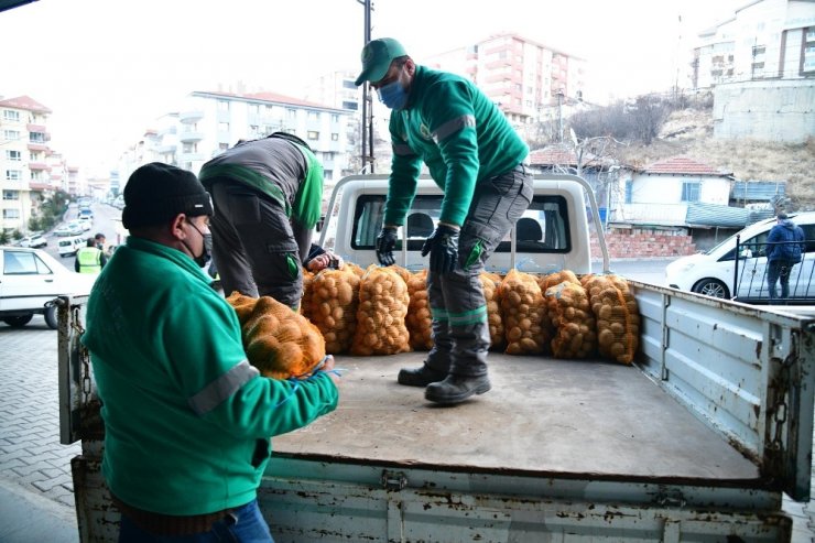 Mamak Belediyesi’nden 3 bin 800 haneye 150 ton patates desteği