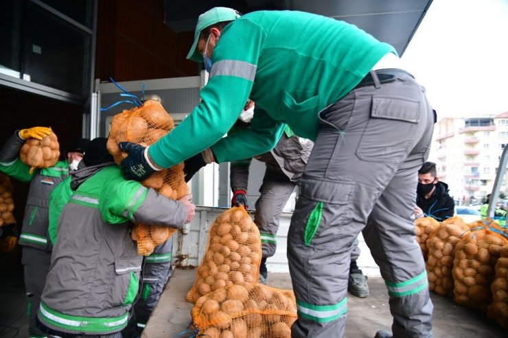 Mamak Belediyesi’nden 3 bin 800 haneye 150 ton patates desteği